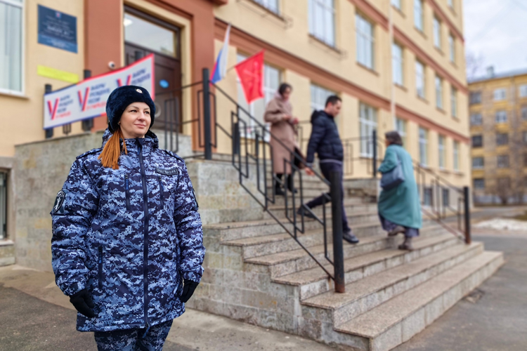 Ежедневно более 1,8 тысяч росгвардейцев обеспечивали правопорядок в Санкт-Петербурге и Ленинградской области во время выборов Президента России