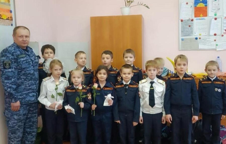 В Василеостровском районе сотрудники Росгвардии поздравили девочек-кадетов с 8 Марта