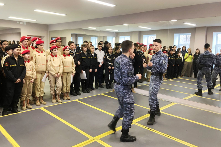 Сотрудники Росгвардии провели урок мужества для участников детско-юношеского военно-патриотического движения