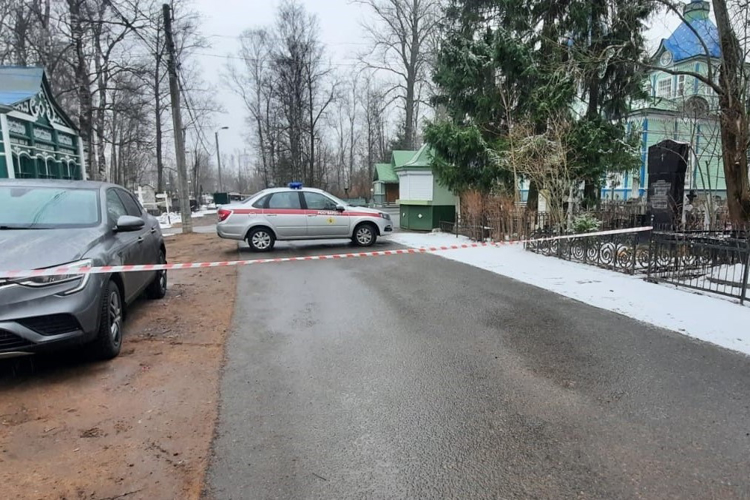 Сотрудники Росгвардии обнаружили и обследовали подозрительный предмет, оставленный у церкви на Серафимовском кладбище