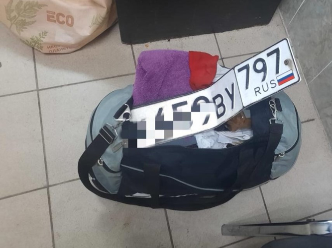 В Красносельском районе сотрудники Росгвардии задержали хулиганов, повредивших четыре иномарки