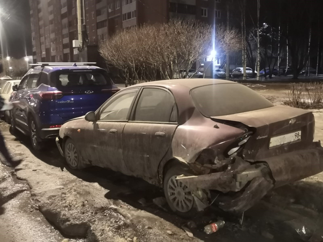 В Приморском районе сотрудники вневедомственной охраны задержали нетрезвого таксиста, пытавшегося скрыться с места ДТП