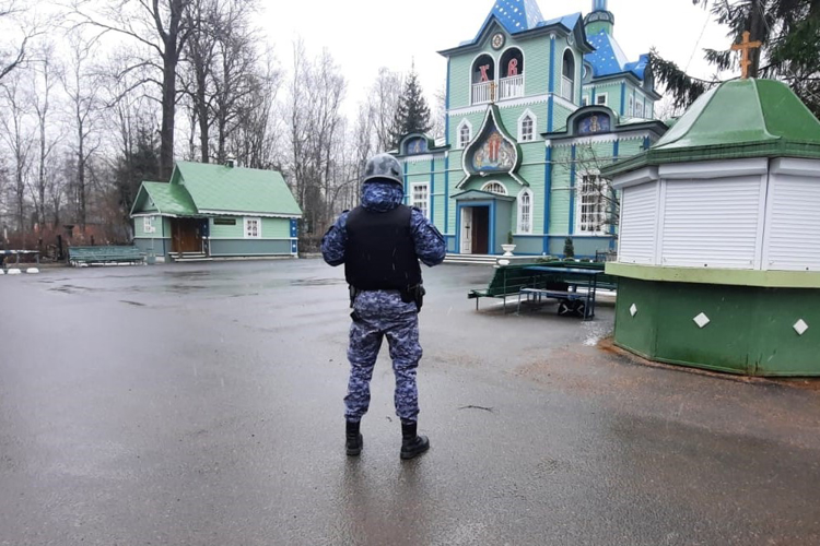 Сотрудники Росгвардии обнаружили и обследовали подозрительный предмет, оставленный у церкви на Серафимовском кладбище