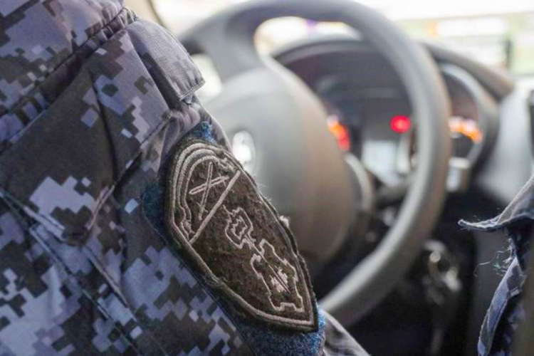 В Красногвардейским районе сотрудники Росгвардии задержали хулигана, в ходе уличного конфликта травмировавшего прохожего