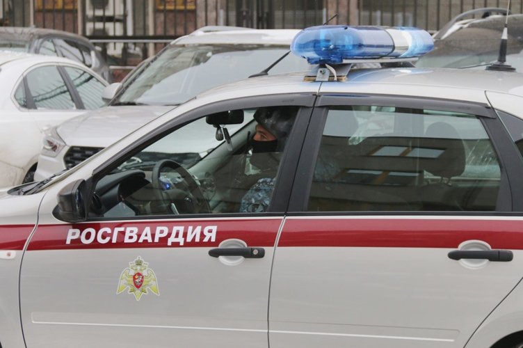 В Красногвардейском районе наряд Росгвардии задержал хулигана, повредившего автомобили во дворе жилого дома