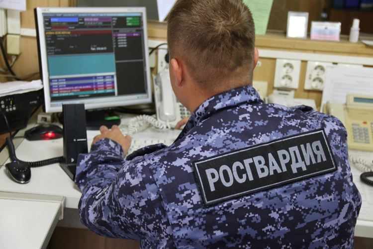В Выборгском районе наряд Росгвардии задержал гражданина, похитившего из магазина робот-пылесос