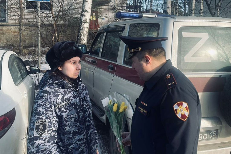 Сотрудники Рогсвардии поздравили коллег-женщин с Международным женским днём