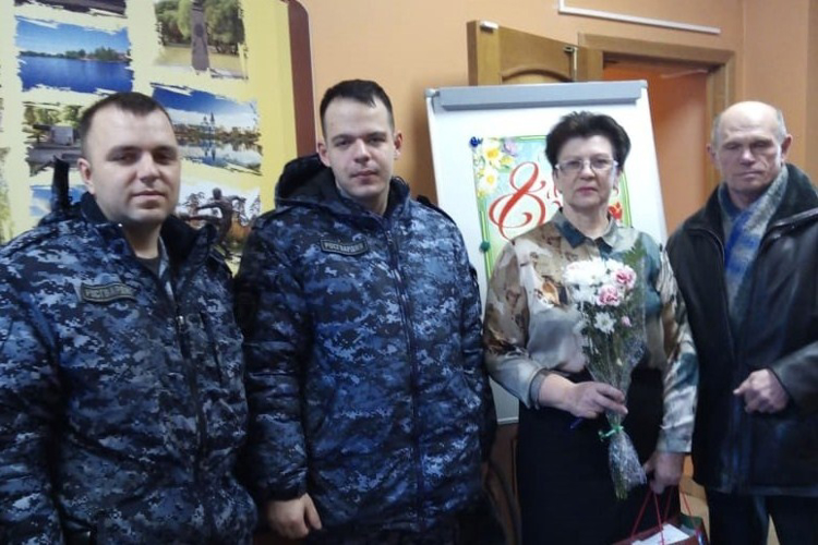 Петербургские сотрудники Росгвардии поздравили с Международным женским днем родственниц погибших сослуживцев