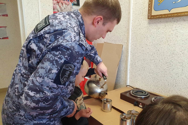 В Сланцах сотрудники Росгвардии вместе с юнармейцами поддержали российских военнослужащих