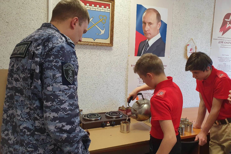 В Сланцах сотрудники Росгвардии вместе с юнармейцами поддержали российских военнослужащих