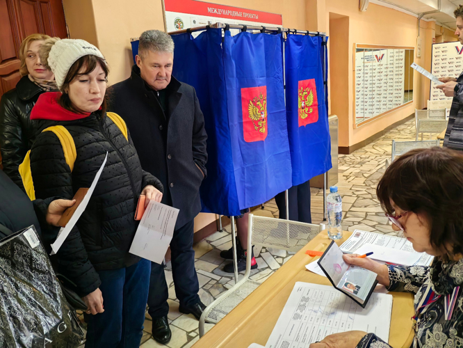 В Санкт-Петербурге и Ленинградской области сотрудники и военнослужащие ГУ Росгвардии голосуют на выборах Президента России