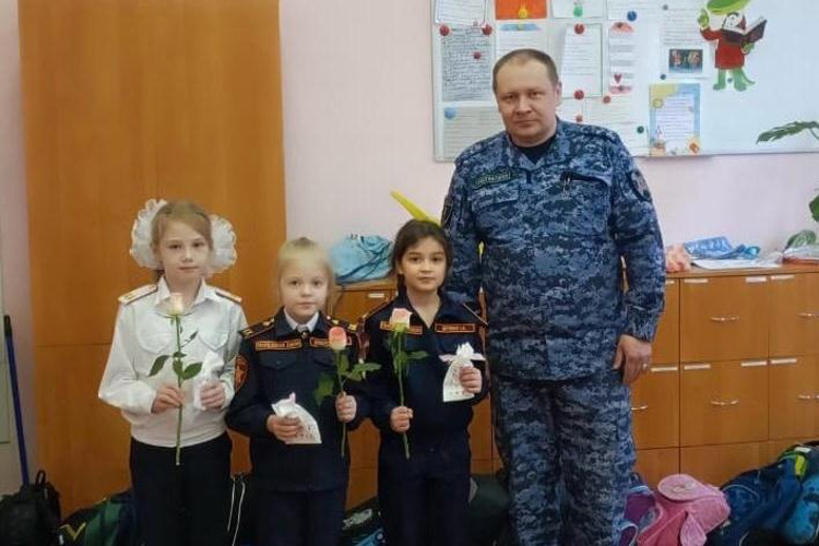 В Василеостровском районе сотрудники Росгвардии поздравили девочек-кадетов с 8 Марта