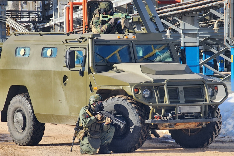 В Ленинградской области сотрудники Росгвардии провели тактико-специальные занятия по нейтрализации вооруженных преступников