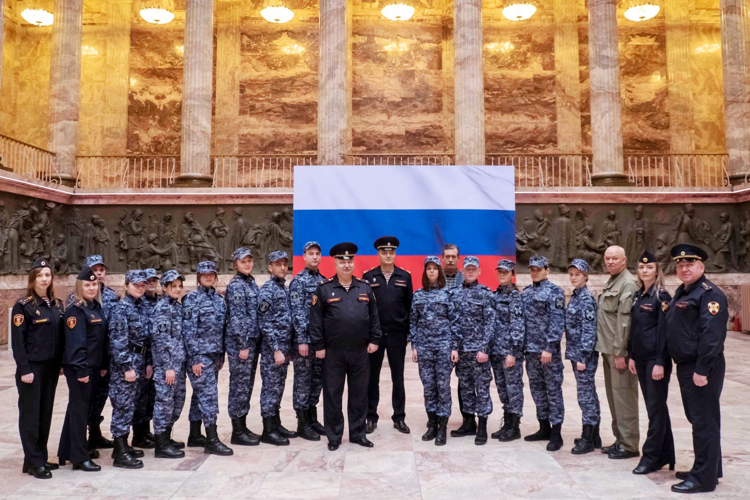 В преддверии Дня войск национальной гвардии России сотрудники вневедомственной охраны торжественно приняли присягу
