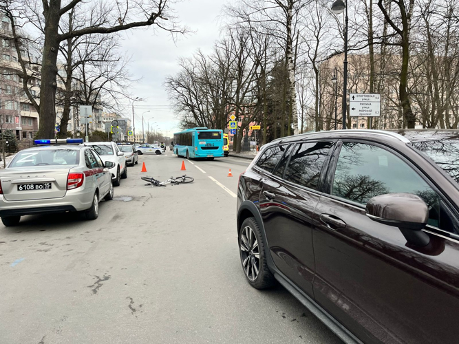 В Петроградском районе наряд Росгвардии первым прибыл на место ДТП с участием велосипедиста