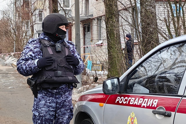 В Санкт-Петербурге сотрудники Росгвардии обеспечили эвакуацию жителей дома на Пискаревском проспекте и охрану их имущества