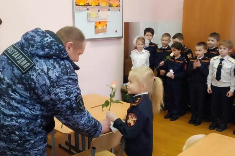 В Василеостровском районе сотрудники Росгвардии поздравили девочек-кадетов с 8 Марта