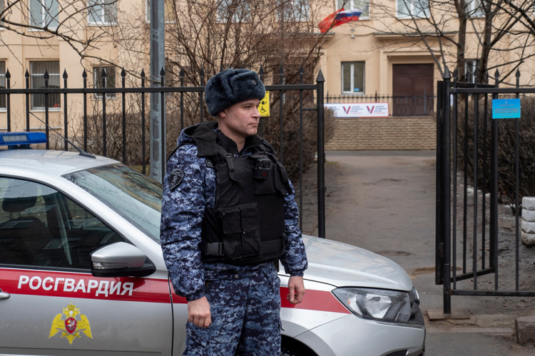Ежедневно более 1,8 тысяч росгвардейцев обеспечивали правопорядок в Санкт-Петербурге и Ленинградской области во время выборов Президента России