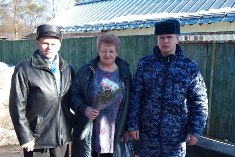 Петербургские сотрудники Росгвардии поздравили с Международным женским днем родственниц погибших сослуживцев