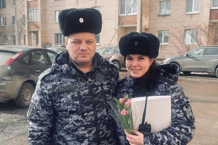 Сотрудники Рогсвардии поздравили коллег-женщин с Международным женским днём