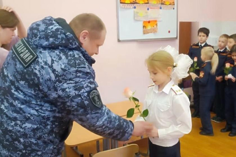 В Василеостровском районе сотрудники Росгвардии поздравили девочек-кадетов с 8 Марта