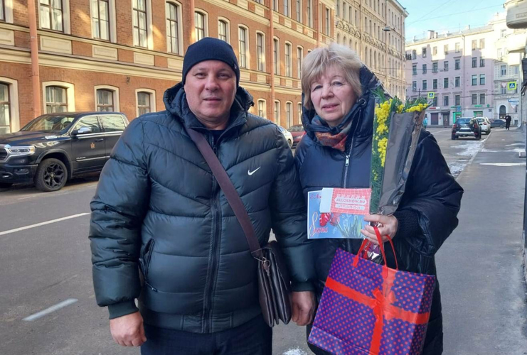 Петербургские сотрудники Росгвардии поздравили с Международным женским днем родственниц погибших сослуживцев
