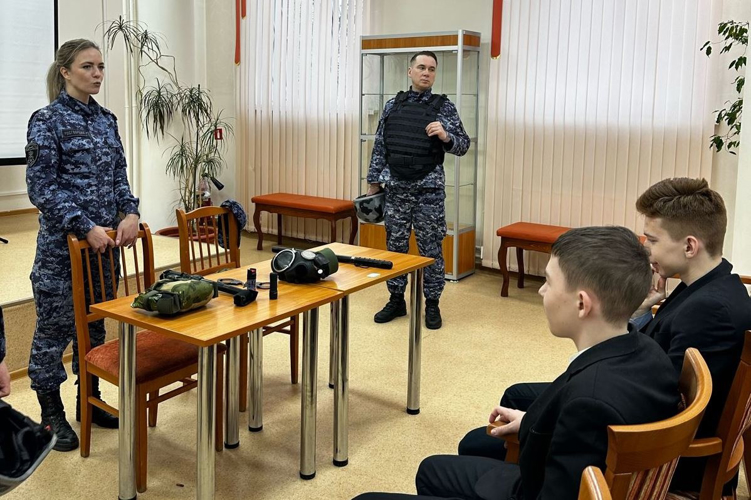 Сотрудники Росгвардии провели для школьников профориентационное мероприятие