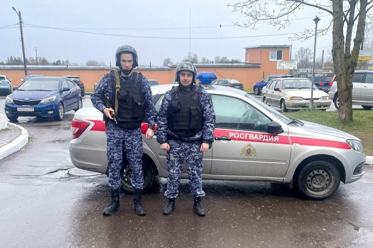 В Кингисеппе наряд Росгвардии задержал правонарушителей, избивших посетителя кафе