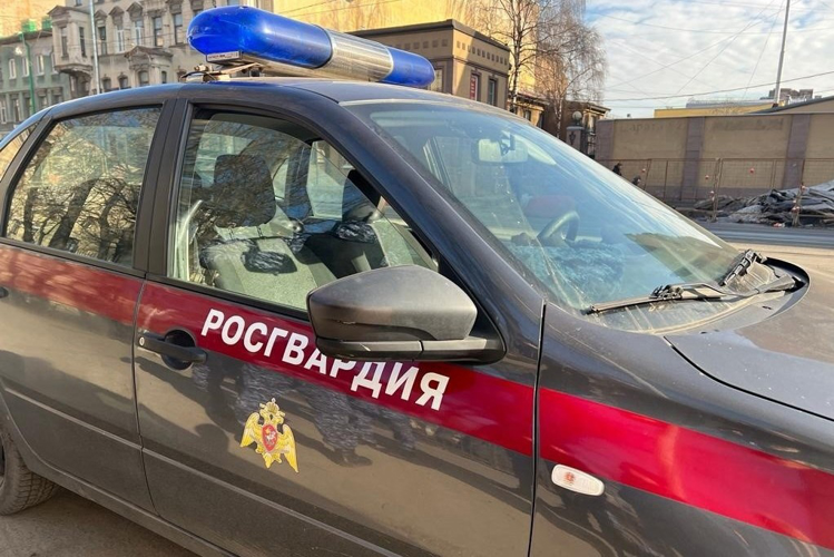 В Центральном районе наряд Росгвардии задержал хулиганов, рисовавших граффити на фасаде здания