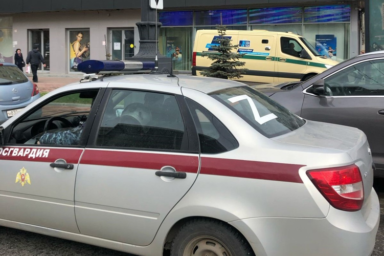 В Московском районе сотрудники Росгвардии задержали в одном из банков гражданина, подозреваемого в мошенничестве в отношении пенсионерки
