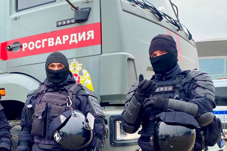 Сотрудники и военнослужащие Росгвардии обеспечили правопорядок при проведении футбольного матча "Зенит" - "Балтика"