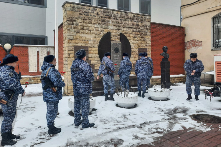 Сотрудники вневедомственной охраны Выборгского района почтили память сослуживца, погибшего при исполнении служебного долга