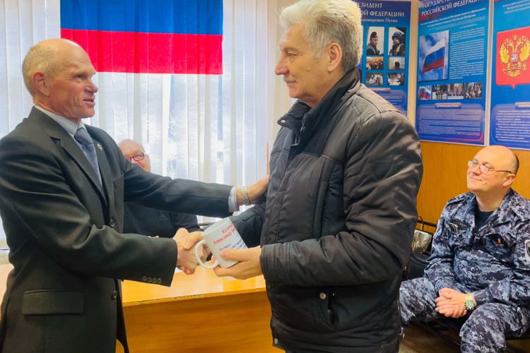 Сотрудники вневедомственной охраны Курортного района поздравили ветеранов органов внутренних дел и внутренних войск