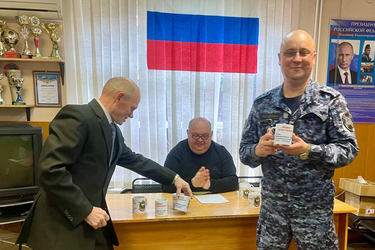 Сотрудники вневедомственной охраны Курортного района поздравили ветеранов органов внутренних дел и внутренних войск