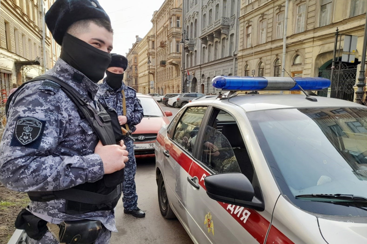 В Центральном районе наряд Росгвардии задержал гражданина, в споре за парковочное место угрожавшего оппоненту ножом