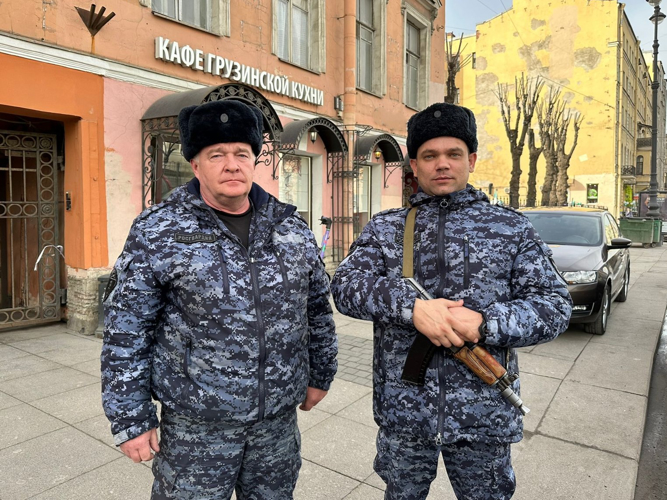 Сотрудники Росгвардии обнаружили возгорание в ресторане на Лиговском проспекте и приняли участие в эвакуации граждан