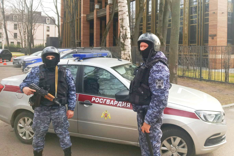 В Выборгском районе наряд Росгвардии передал полицейским потерявшегося школьника, обратившегося за помощью к прохожим
