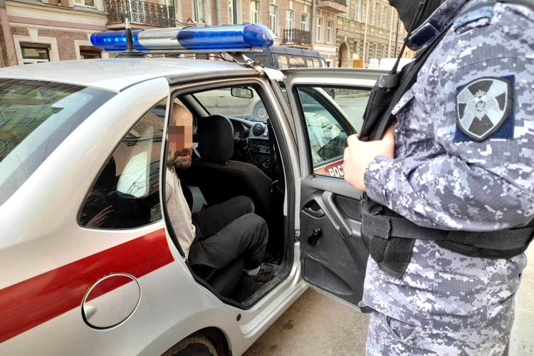 В Центральном районе наряд Росгвардии задержал гражданина, в споре за парковочное место угрожавшего оппоненту ножом