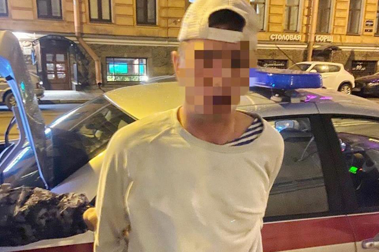 В Центральном районе наряд Росгвардии задержал рецидивиста, с целью кражи проникшего в припаркованный автомобиль "Mercedes-Benz"