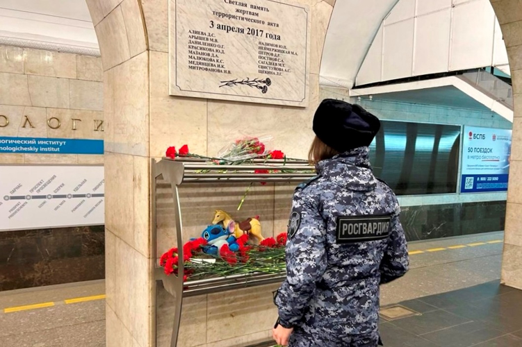 Сотрудники Росгвардии почтили память жертв террористического акта в петербургском метро