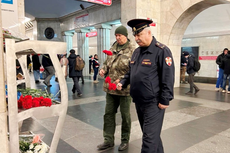 Сотрудники Росгвардии почтили память жертв террористического акта в петербургском метро
