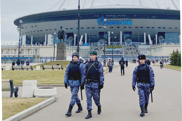 Сотрудники и военнослужащие Росгвардии обеспечили правопорядок при проведении футбольного матча "Зенит" - "Балтика"