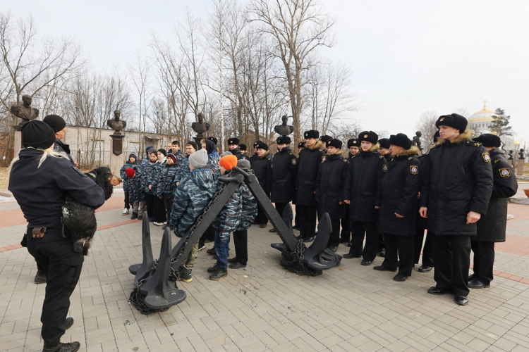 Cотрудники транспортного ОМОН «Балтика» Росгвардии провели встречу с воспитанниками военно-патриотического клуба и курсантами