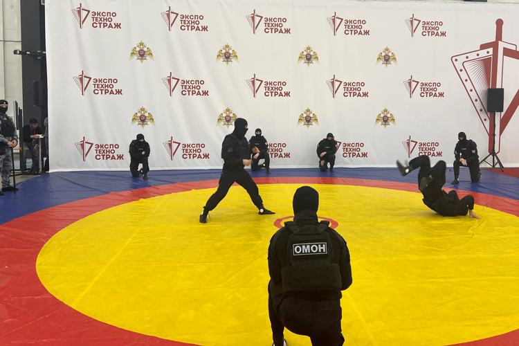 В рамках выставки "Экспотехностраж" сотрудники ОМОН Росгвардии провели мастер-класс по рукопашному бою