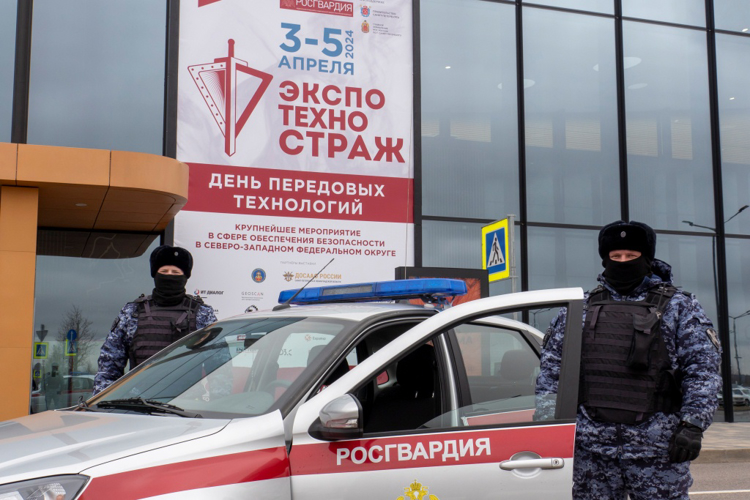 Сотрудники подразделений ГУ Росгвардии посетили выставку "Экспотехностраж. День передовых технологий"