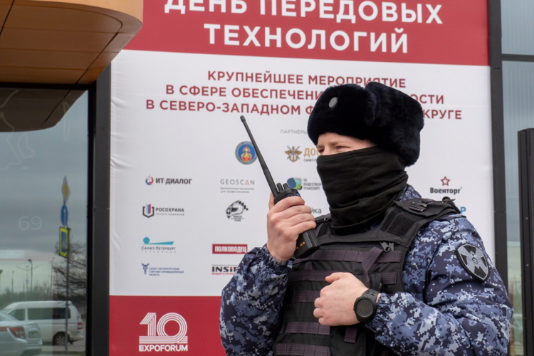 Сотрудники подразделений ГУ Росгвардии посетили выставку "Экспотехностраж. День передовых технологий"