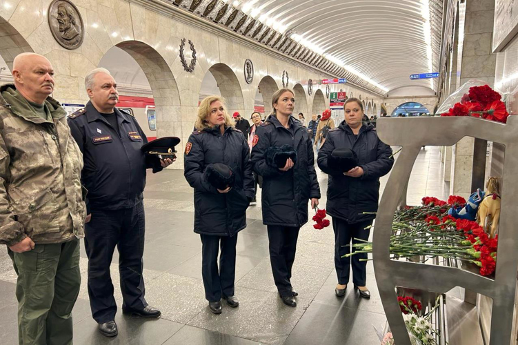 Сотрудники Росгвардии почтили память жертв террористического акта в петербургском метро
