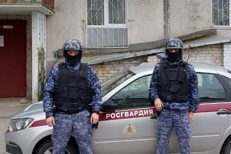 В Киришах сотрудники Росгвардии вновь участвовали в поисках несовершеннолетнего и вернули родителям пропавшего 12-летнего сына