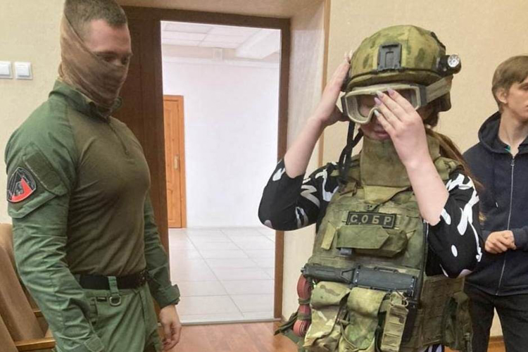 Сотрудники и ветераны спецподразделений ГУ Росгвардии провели встречу с учащимися петербургского колледжа