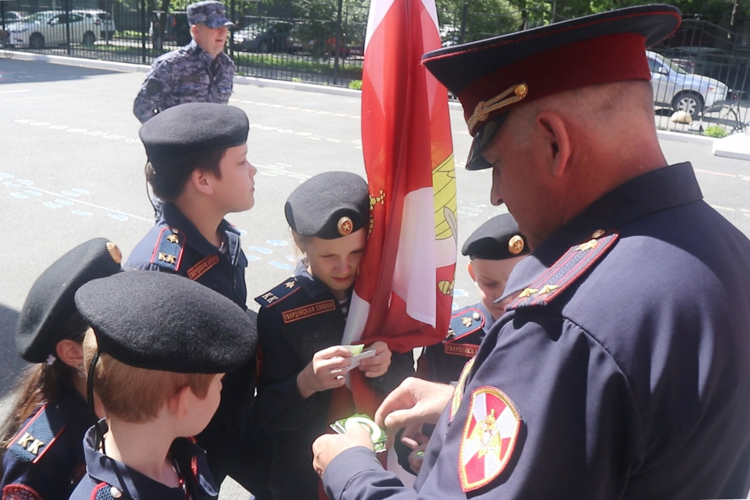 В Санкт-Петербурге представители ГУ Росгвардии провели урок по безопасности дорожного движения с учениками начальных классов